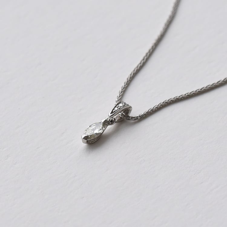 Platinkette mit 0.22 ct GIA Diamant im Marquiseschliff Binny 73042