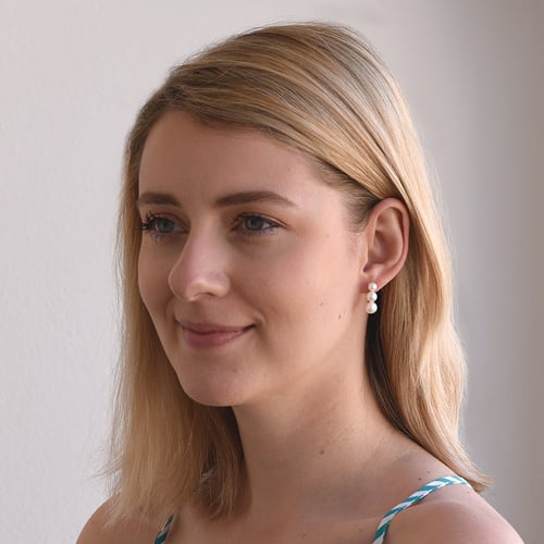 Silberne Hängeohrringe mit drei weißen Perlen Arielle