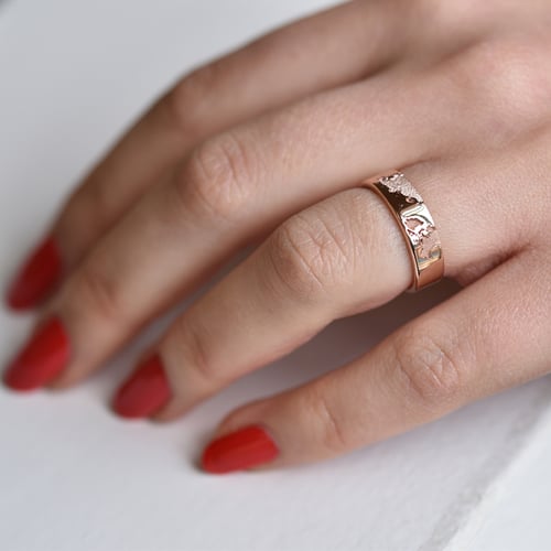 Goldene Trauringe mit Gravur der Weltkarte und Diamant Zeoni