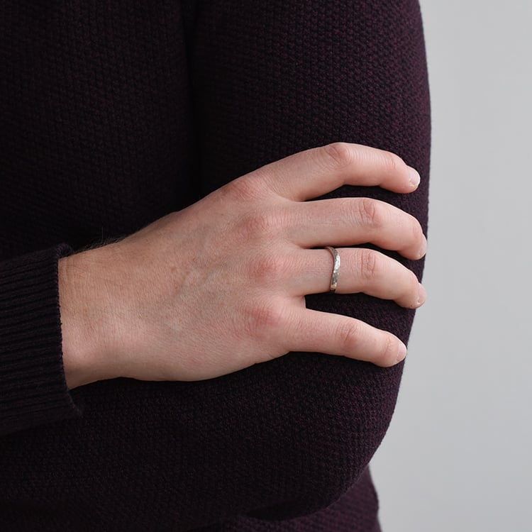 Geschmiedete Eheringe in Gold mit Diamanten Neziah 72710