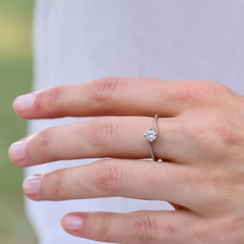 Verlobungsring mit Moissanit Nami