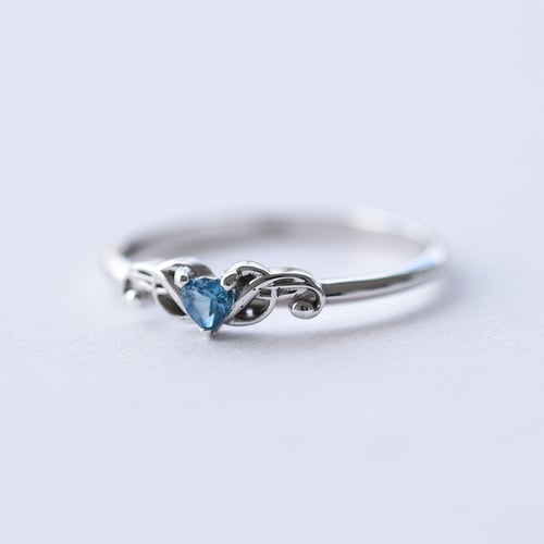 Ring mit herzförmigem Topas und Notenschlüssel Akant
