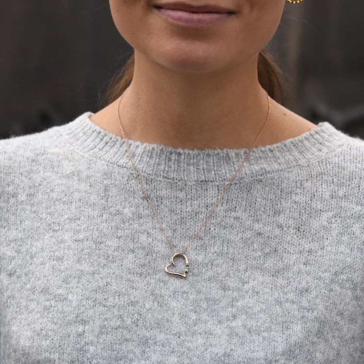 Silberner Anhänger mit einem Herzen mit Smaragden und einem Diamanten Tanish 103582