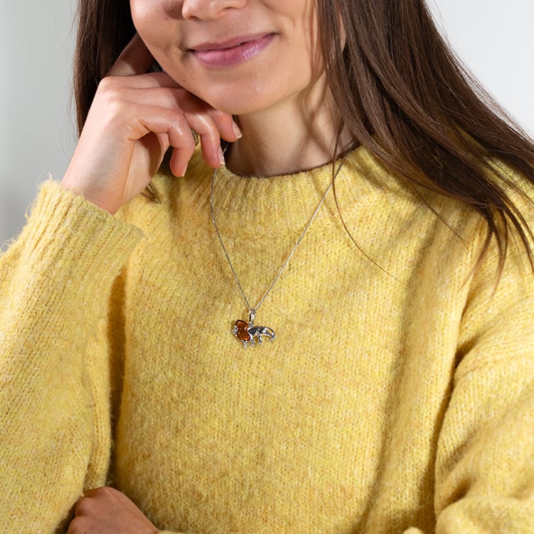 Silberner Bernsteinanhänger in Form eines Löwen Singa 150934