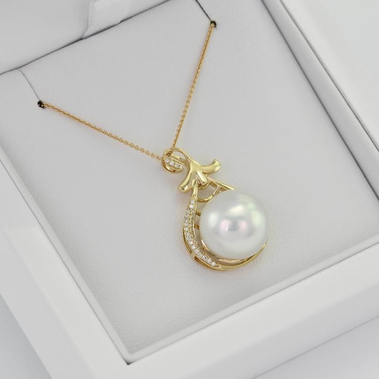 Goldene Halskette mit weißer Perle und Diamanten Lavy 10282