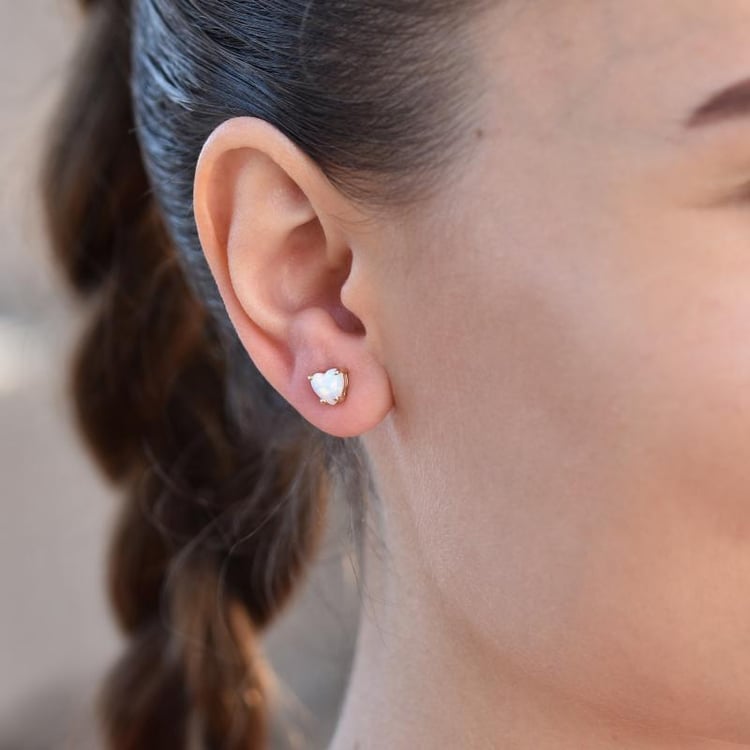 Goldene Ohrringe mit Opalen in Herzform Kaciah 45364