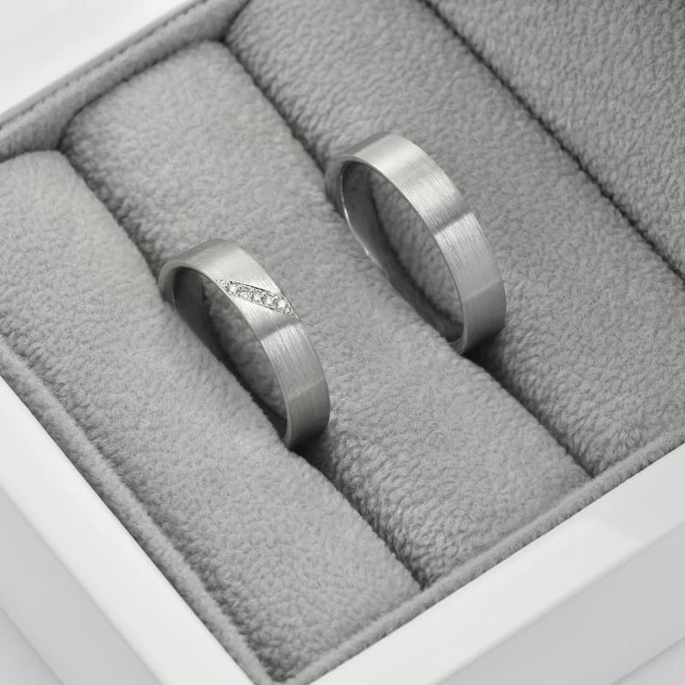 Klasissche Eheringe aus Platin mit Diamanten Jelle 44690