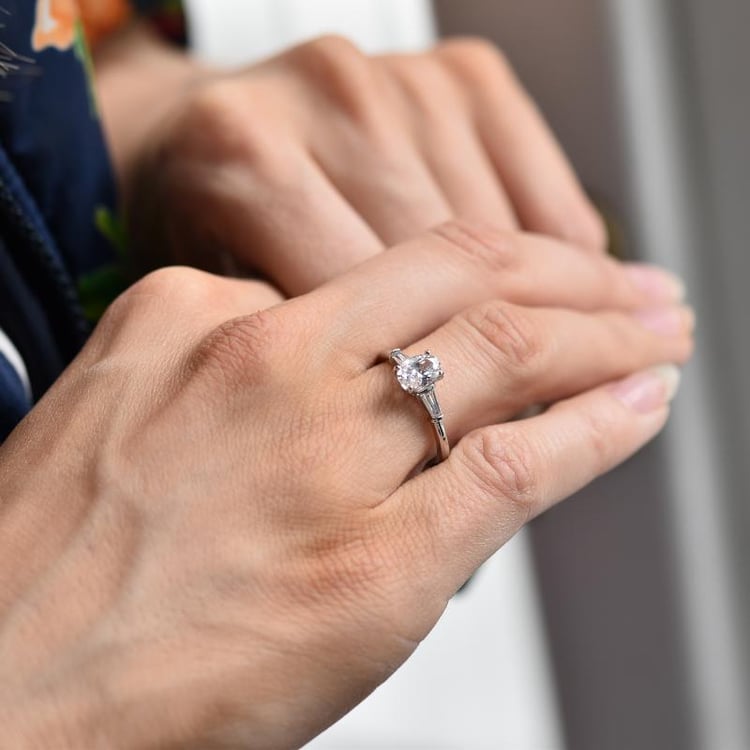 Verlobungsring mit ovalem und Baguette Diamanten Sallya 29518