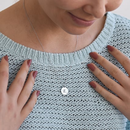 Anhänger aus Platin mit Diamant und Buchstabengravur Sager