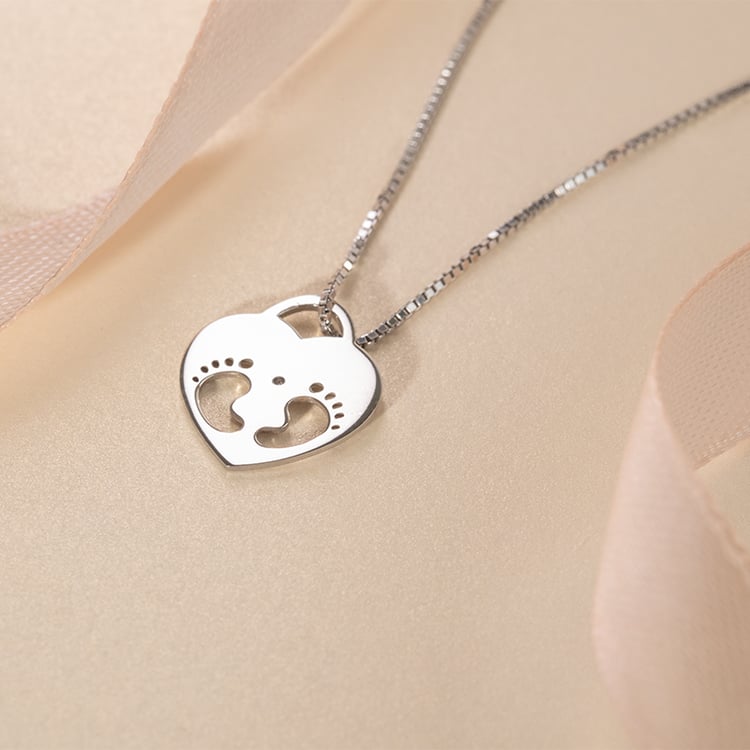 Silberner Anhänger mit Kinderfüßchen, einem Diamanten und Gravur Olivia 120179