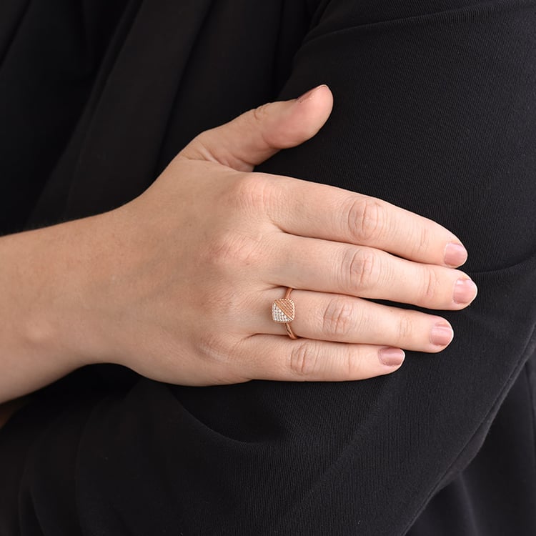 Atypischer Ring mit glänzenden Diamanten Lisbeth 85730