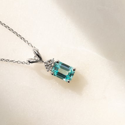 Goldener Anhänger mit einem Lab Grown Paraiba Turmalin in Emerald Form Jaren