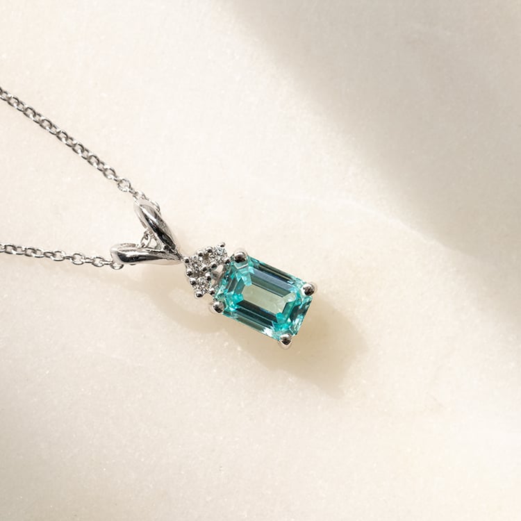 Goldener Anhänger mit einem Lab Grown Paraiba Turmalin in Emerald Form Jaren 136947
