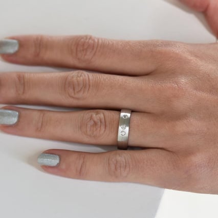 Goldene Eheringe mit drei Diamanten Ralio