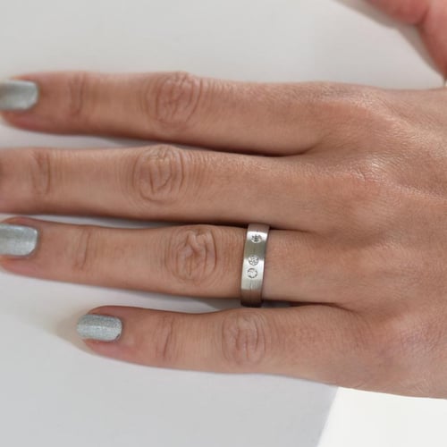 Goldene Eheringe mit drei Diamanten Ralio