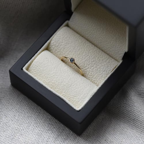 Goldener minimalistischer Ring mit London Topas Emilien