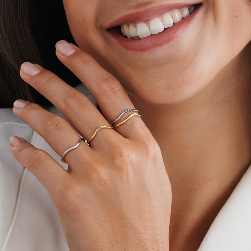 Silberner Ring mit drei blauen Diamanten Cason