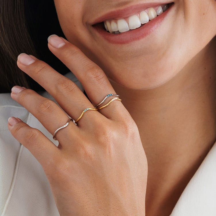 Silberner Ring mit drei blauen Diamanten Cason 157771