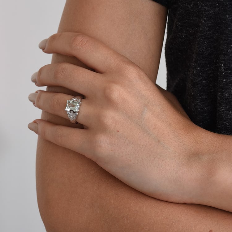 Ring mit Amethyst in Silber auf dem Finger 71662