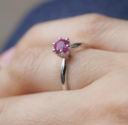 Verlobungsring in Gold mit Rubin Mala