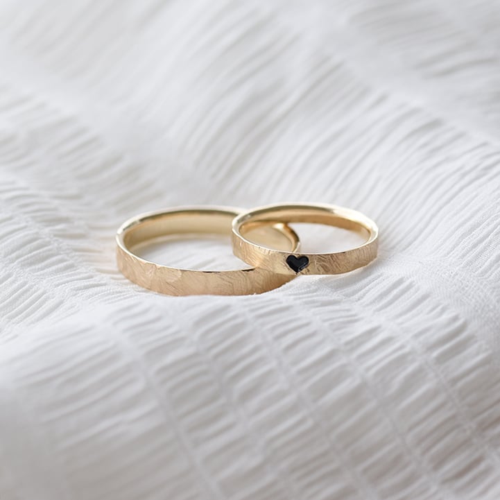 Gehämmerte goldene Eheringe mit mit Emaille Herz Abale 67067