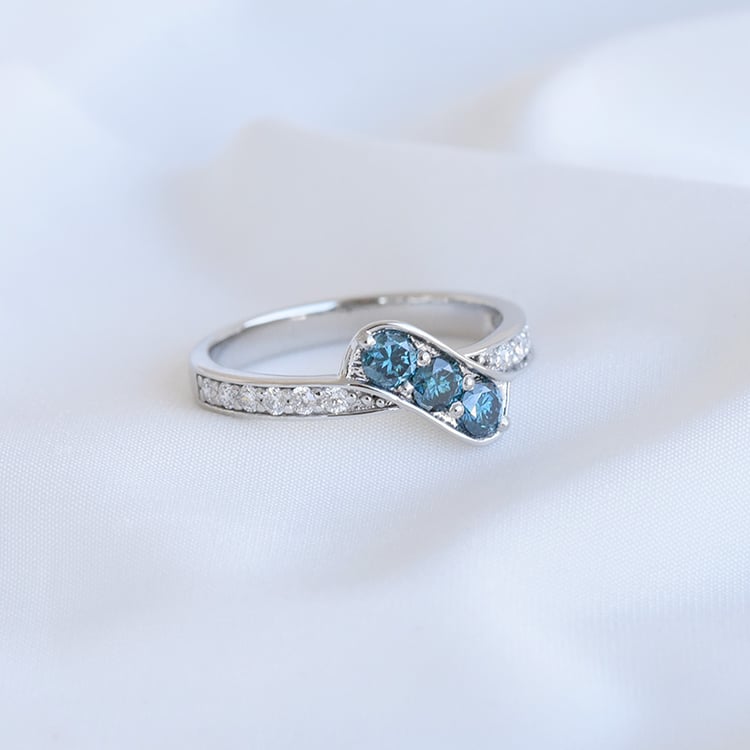 Blaue und weiße Diamanten im Ring Cresida 88639