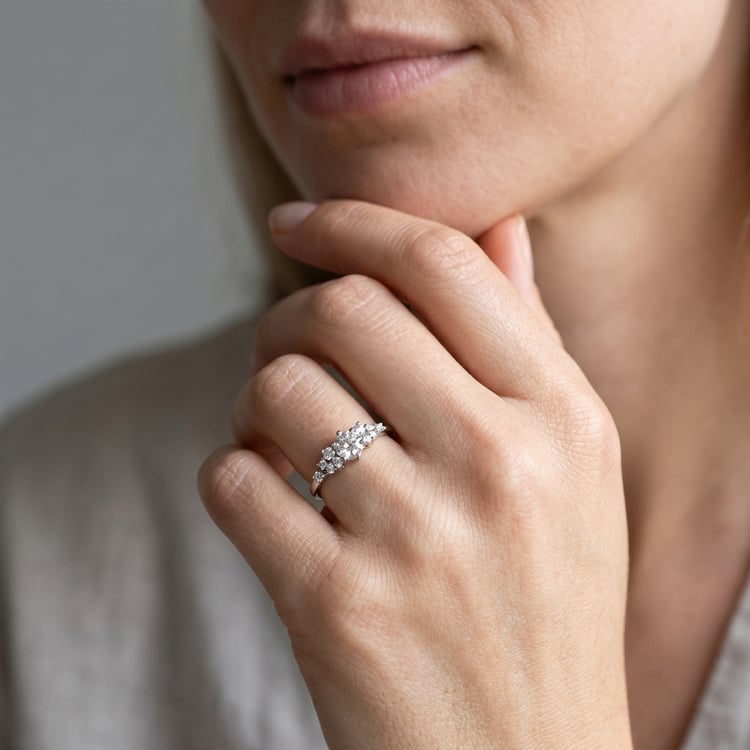 Romantischer Verlobungsring mit Diamanten Donell 169101