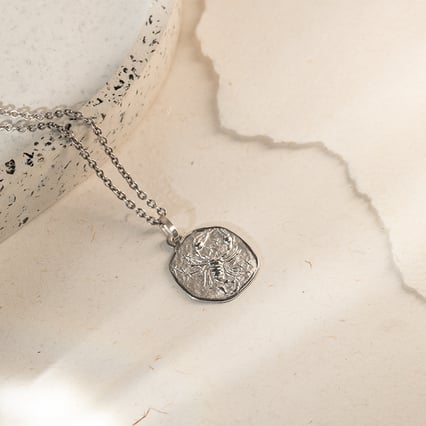 Silberanhänger mit Symbolen des Tierkreiszeichens Skorpion