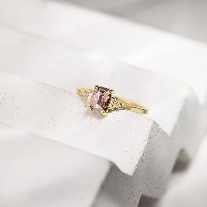 Ring mit Salt and Pepper Diamant und Seitendiamanten Cilla