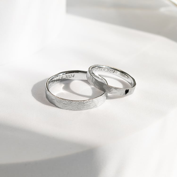 Gehämmerte goldene Eheringe mit mit Emaille Herz Abale 145540