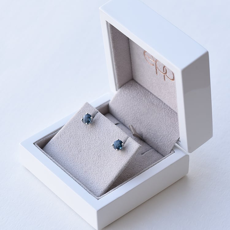 Goldene Ohrringe mit blauen Topasen Hulda 74332