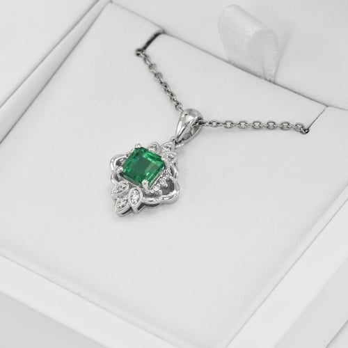 Königlicher Anhänger mit Diamanten und Smaragd Kolour