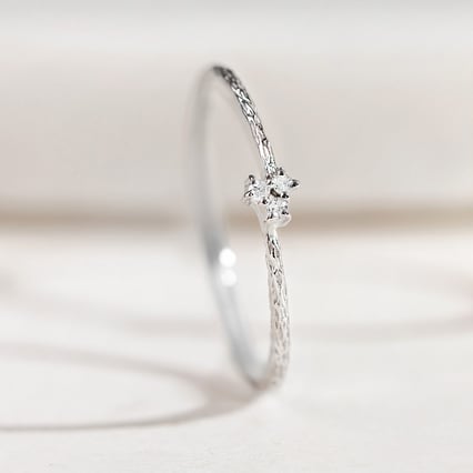 Silberner Ring mit Diamanten im Hammerschlag-Design Milan