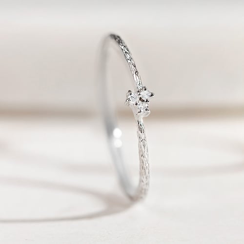 Silberner Ring mit Diamanten im Hammerschlag-Design Milan