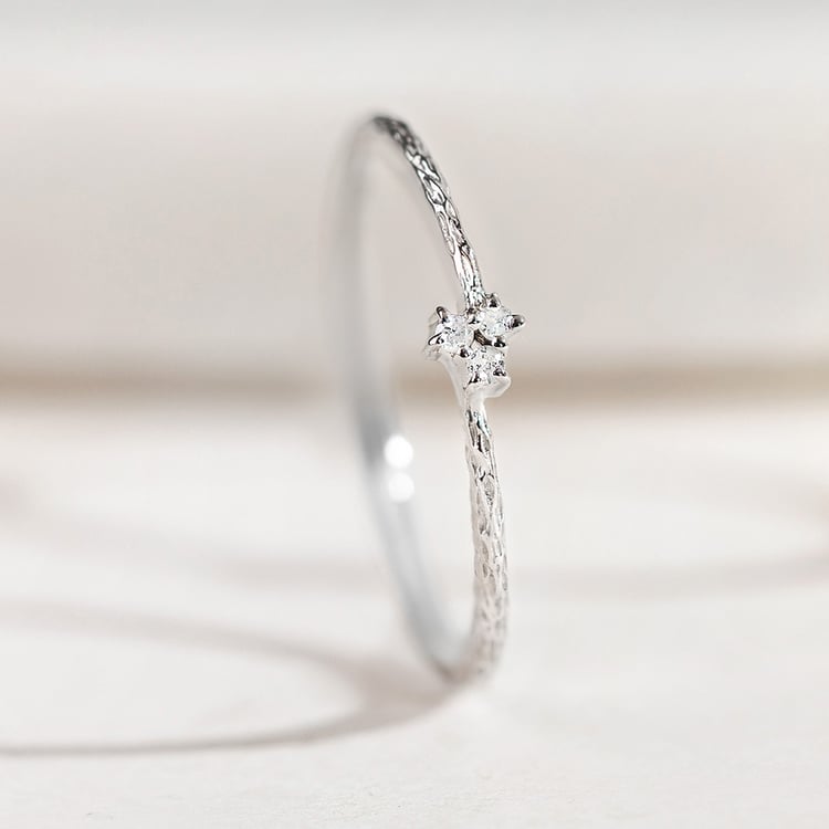 Silberner Ring mit Diamanten im Hammerschlag-Design Milan 157782