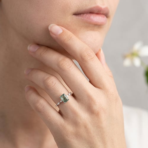Eleganter Ring mit Moosachat und Moissaniten Tamara