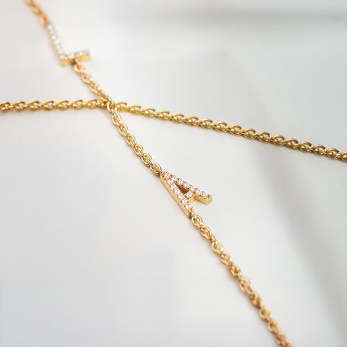 Kette mit zwei Buchstaben und Lab Grown Diamanten Lupe
