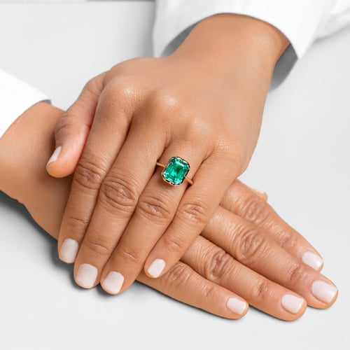 Goldener Ring mit Lab Grown Smaragd in Emerald Form Moly