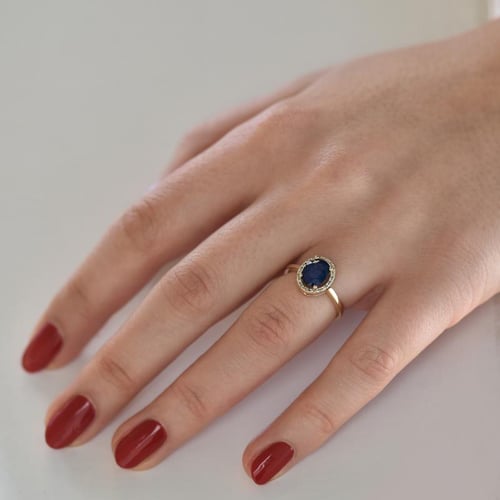 Halo Verlobungsring mit ovalem Saphir und Diamanten Arya