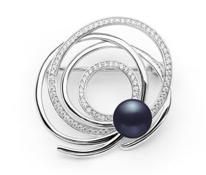 Elegante silberne Brosche mit schwarzer Perle und Zirkonia Nerida