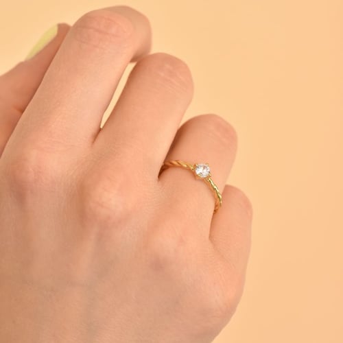 Gedrehter Ring mit einem Diamanten Nelson