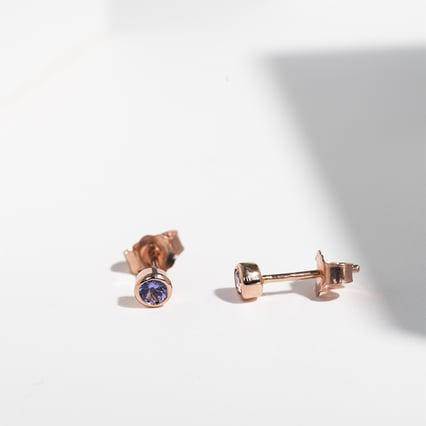 Minimalistische Ohrstecker mit Tansaniten in Bezelfassung Tofine