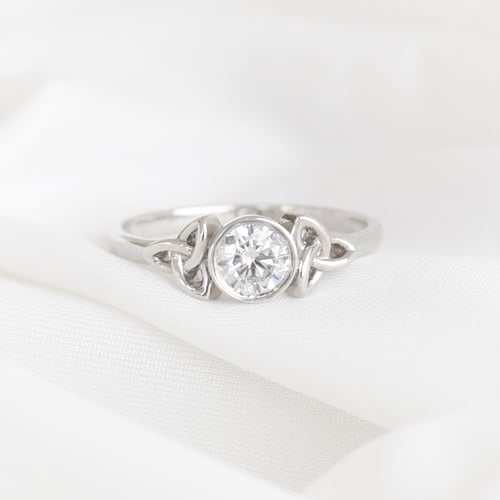 Geflochtener goldener Ring mit Diamanten Lorey