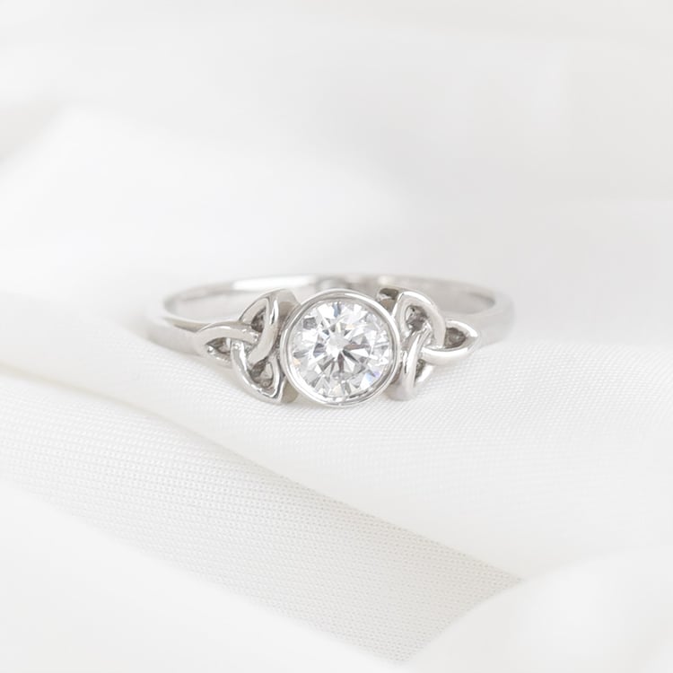 Geflochtener goldener Ring mit Diamanten Lorey 97668