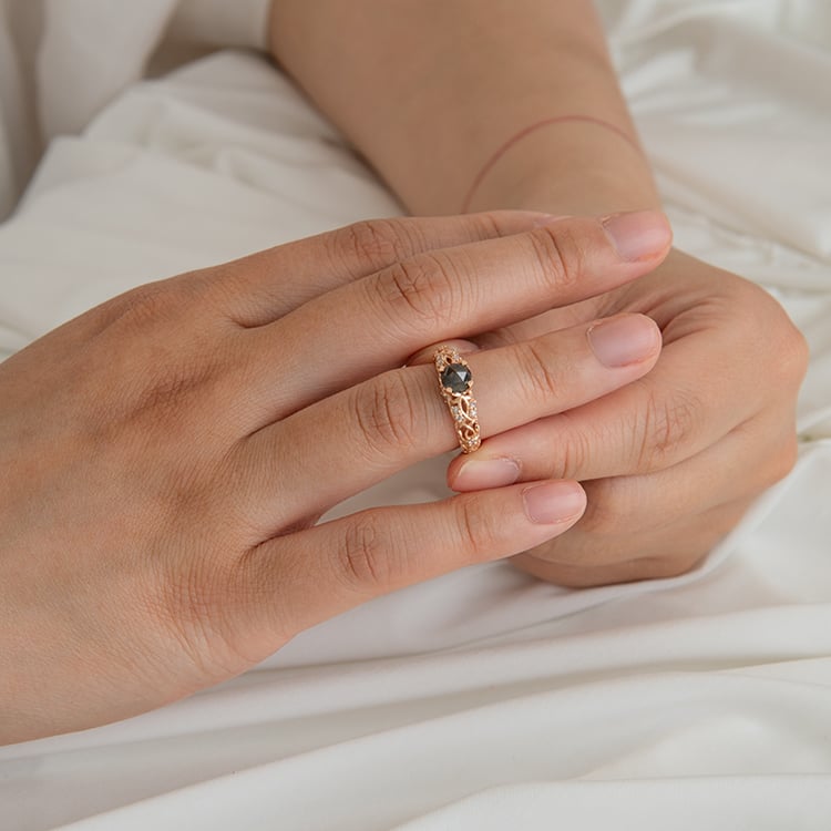 Verlobungsring im Vintage-Stil mit einem Salt and Pepper Diamanten Chantal 121304