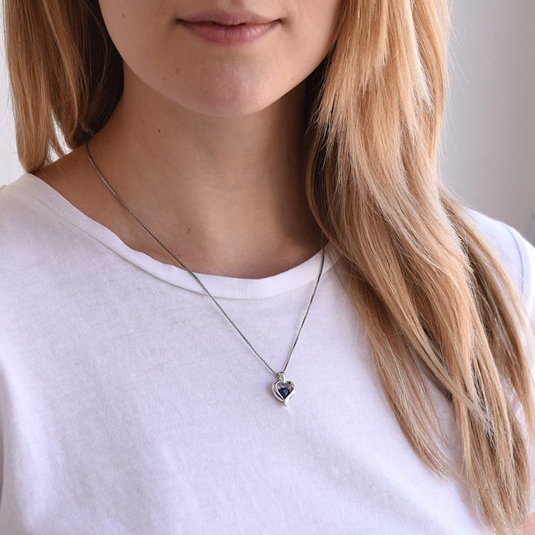 Silberner Anhänger mit blauem Saphir als Herzmotiv Lovelyn 69115