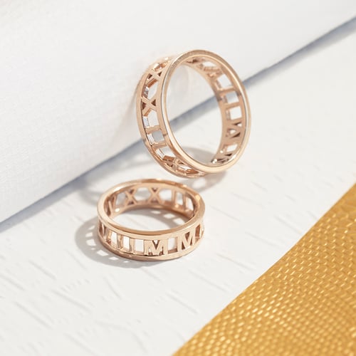 Goldene Trauringe mit origineller Gravur am Umfang Jomami