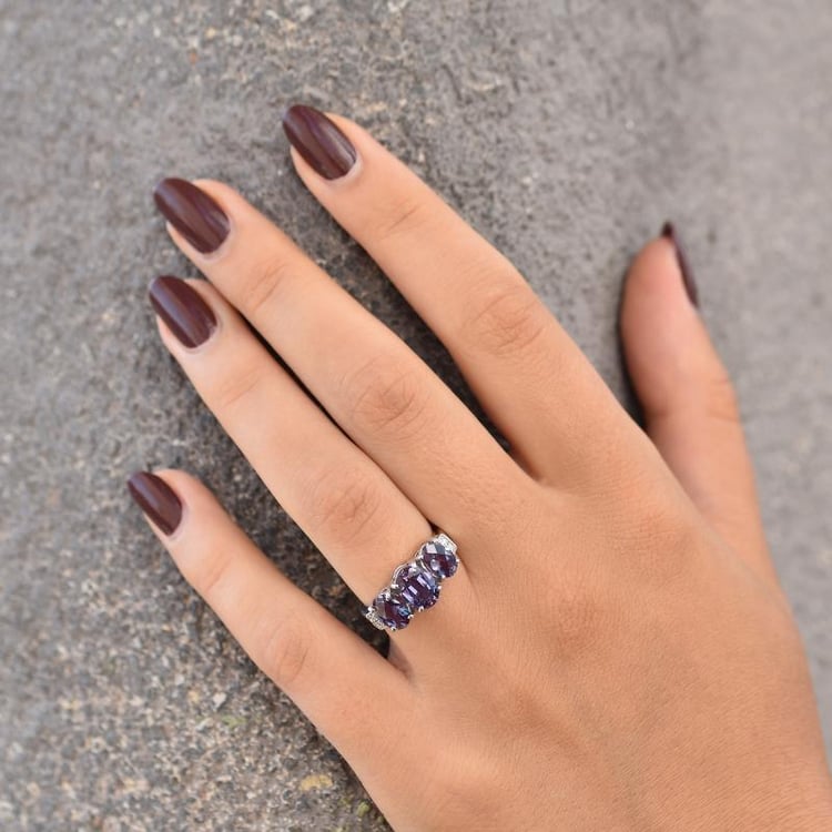 Goldener Ring mit Alexandriten und Diamanten Joann 32632