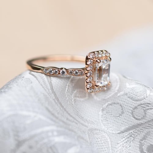 Verlobungsring mit Diamanten im Smaragdschliff Bina