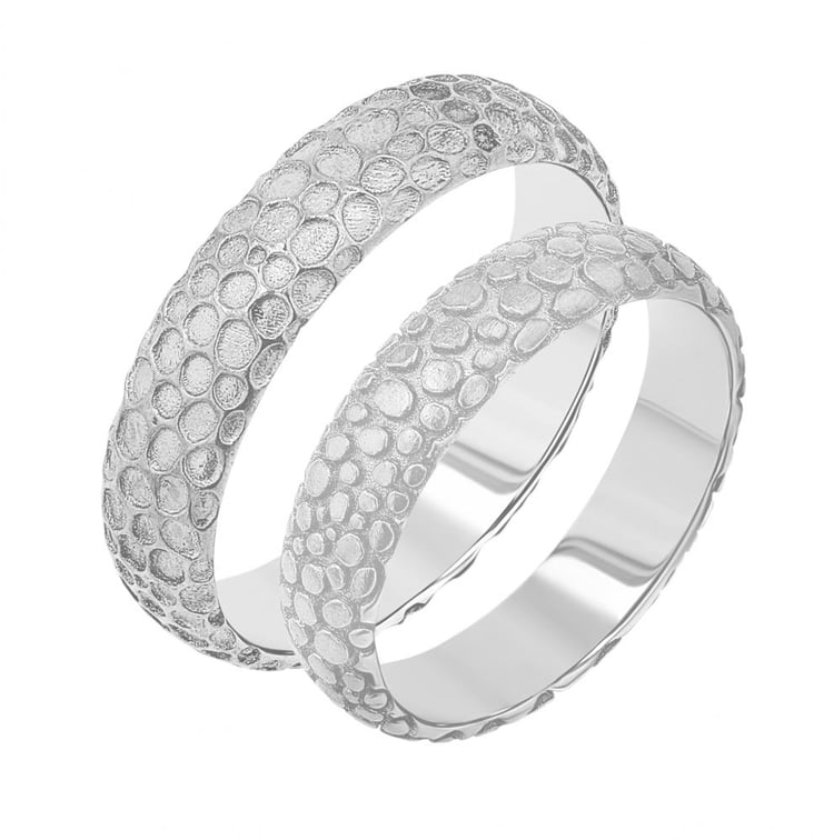 Goldene Eheringe mit atypischer Oberfläche Cali